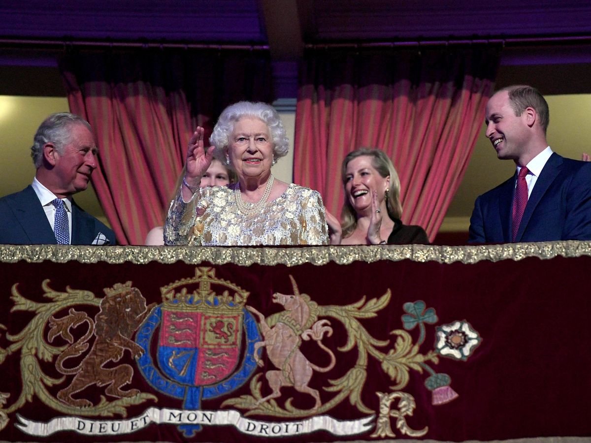 Foto: La reina Isabel junto a Carlos y Guillermo, en una imagen de archivo. (Reuters)