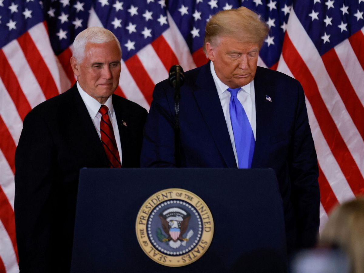 Foto: Mike Pence (detrás) y Donald Trump en 2020. (Reuters/Carlos Barria)
