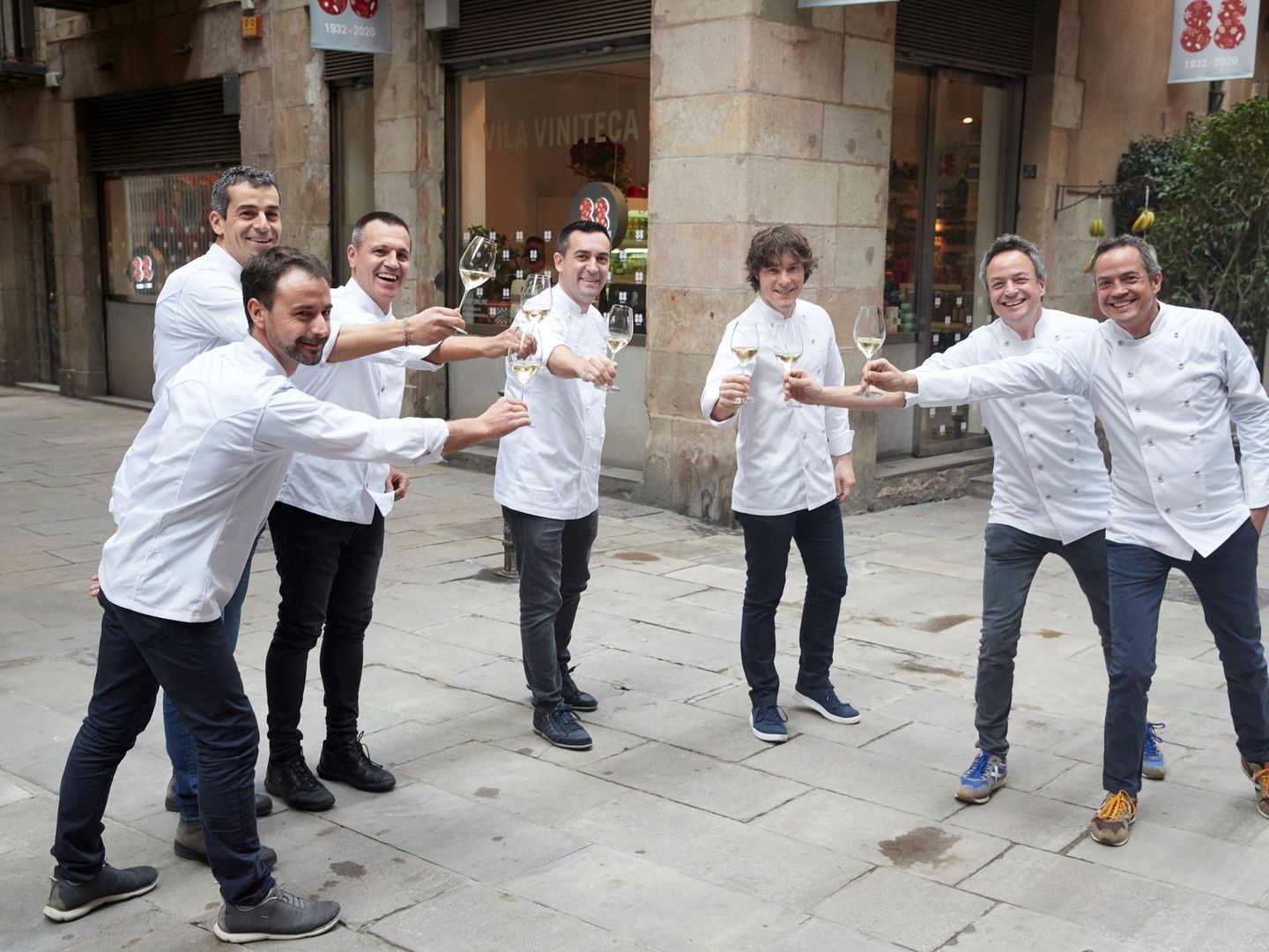 Jordi Cruz, en el centro, con varios cocineros Michelin. (EFE)