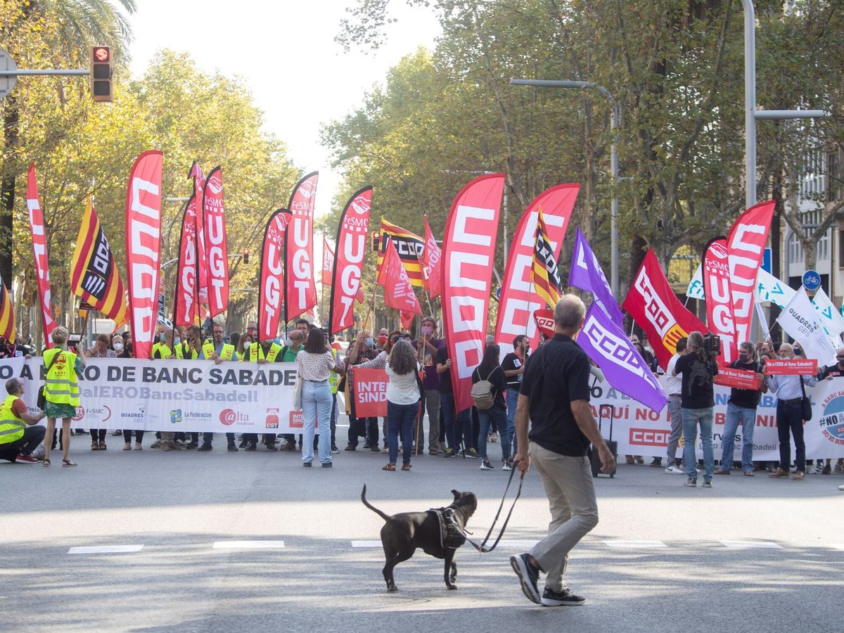 Foto: Empleados de Banco Sabadell, en una manifestación. (EFE/Marta Pérez)