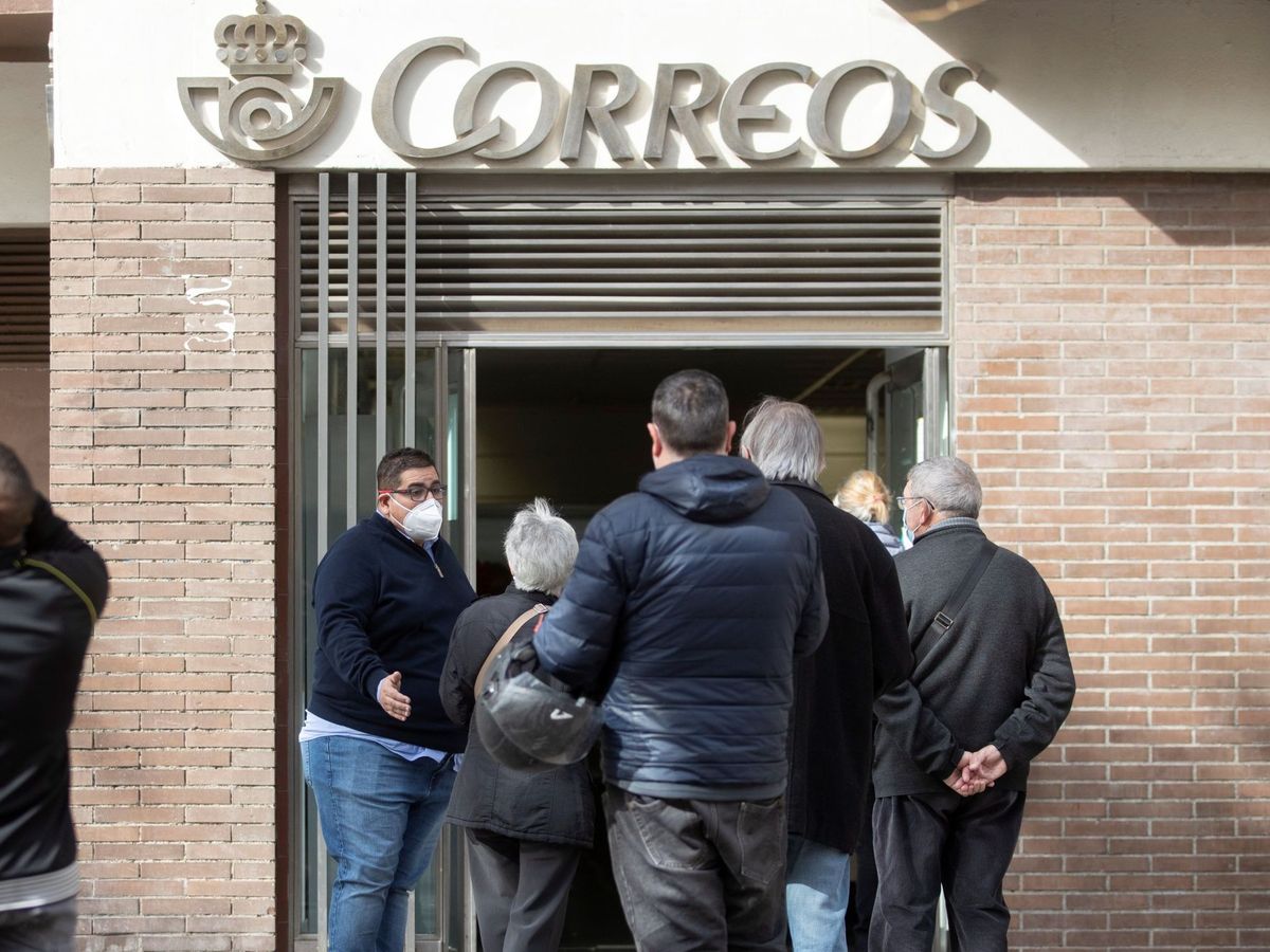 Foto: Varias personas hacen cola en una oficina de Correos de Barcelona (EFE)