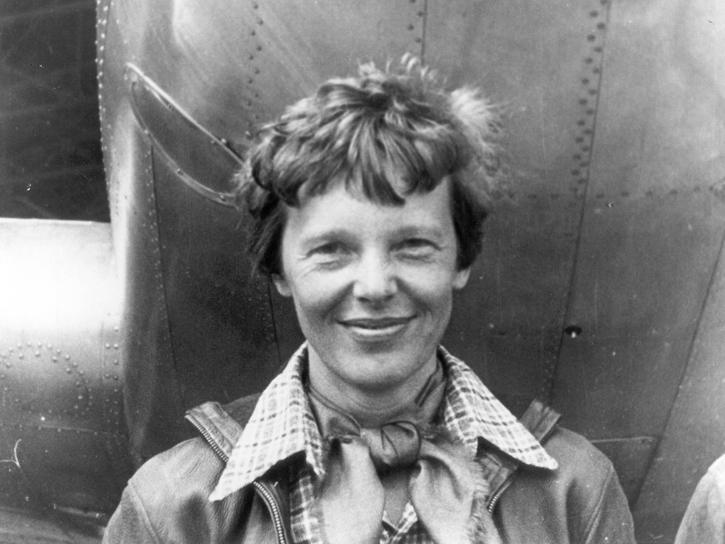 Amelia Earhart delante de su avión. (Foto: Wikipedia)