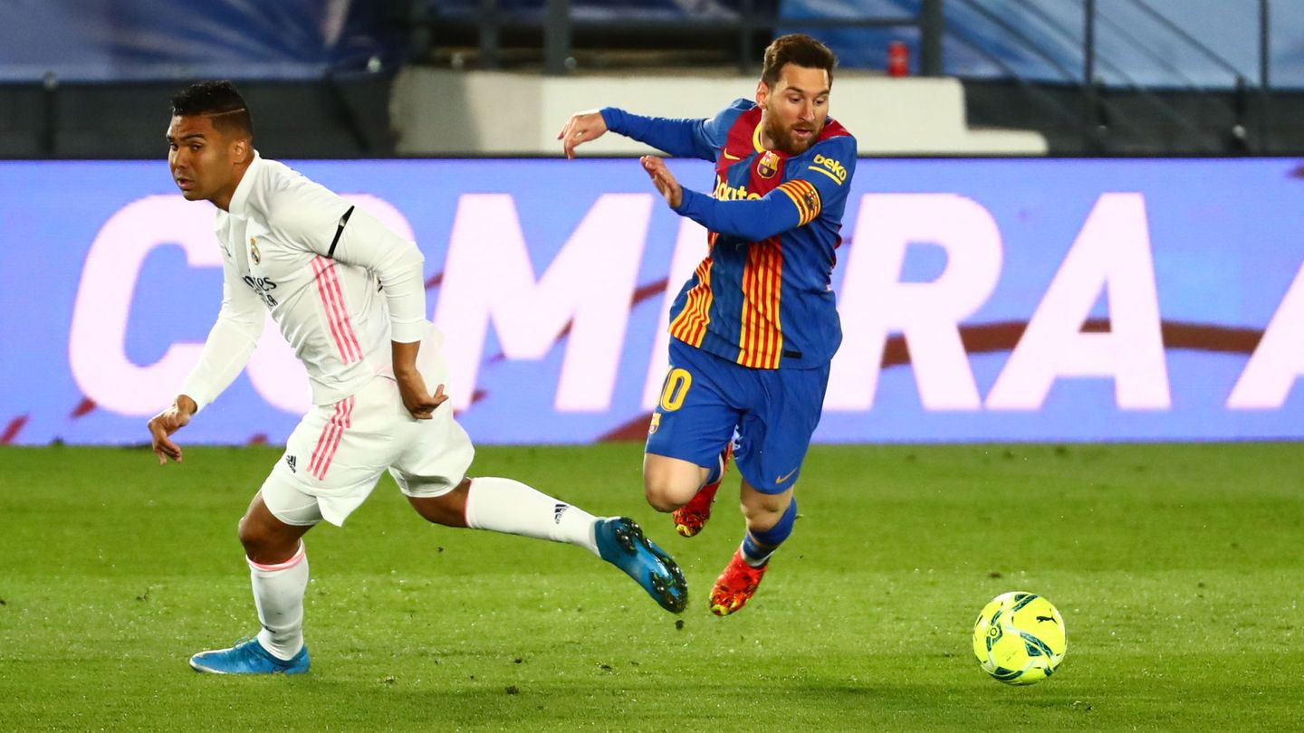 Casemiro derriba a Messi durante el encuentro. (Reuters)