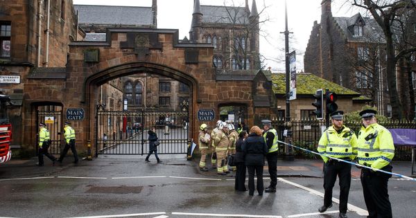 Foto: Miembros de los artificieros investigan el paquete sospechoso en la Universidad de Glasgow. (EFE)