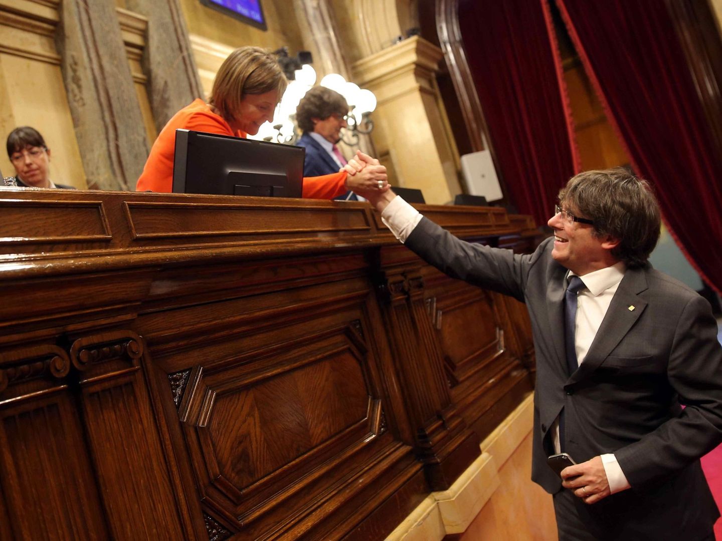 El presidente de la Generalitat, Carles Puigdemont, saluda a la presidenta del Parlament Carme Forcadell. (EFE)
