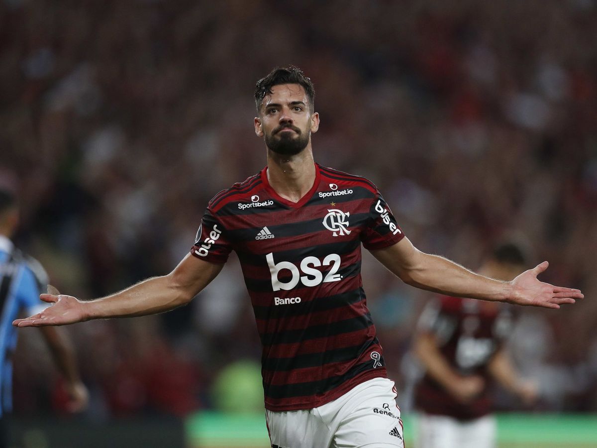 Foto: Pablo Marí celebra un gol en su etapa en el Flamengo. (EFE/Marcelo Sayao)