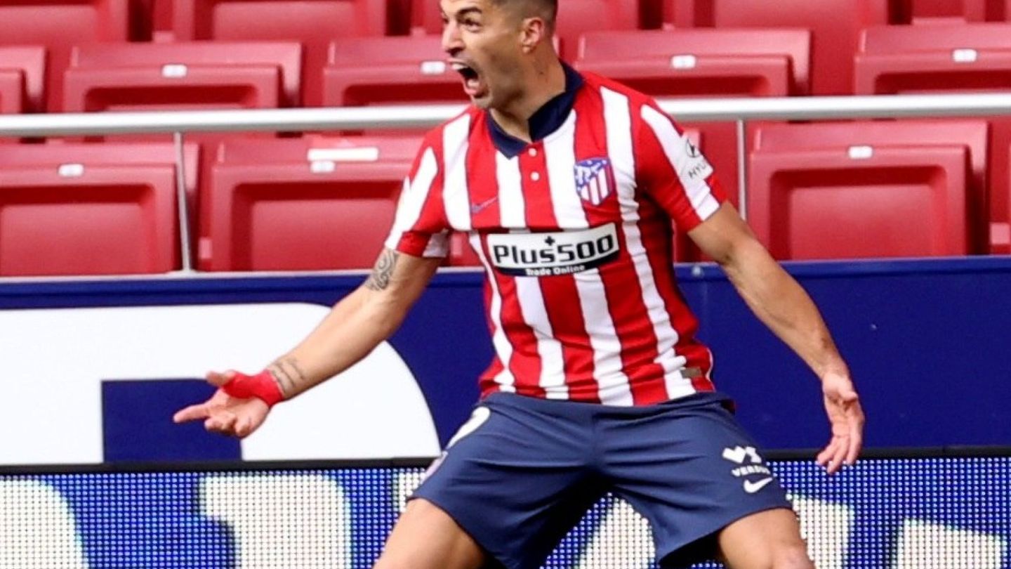 Suárez celebra el primer gol. (Efe)