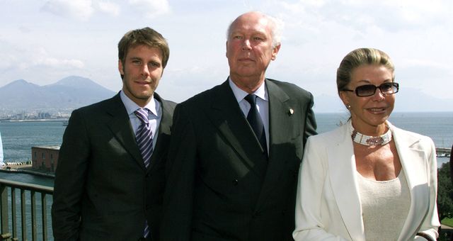 Filiberto, Víctor Manuel y Maria Doria, en su regreso a Italia, en 2003. (Getty)