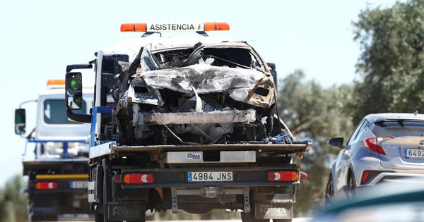 Foto: El coche de José Antonio Reyes siendo remolcado. (Reuters)