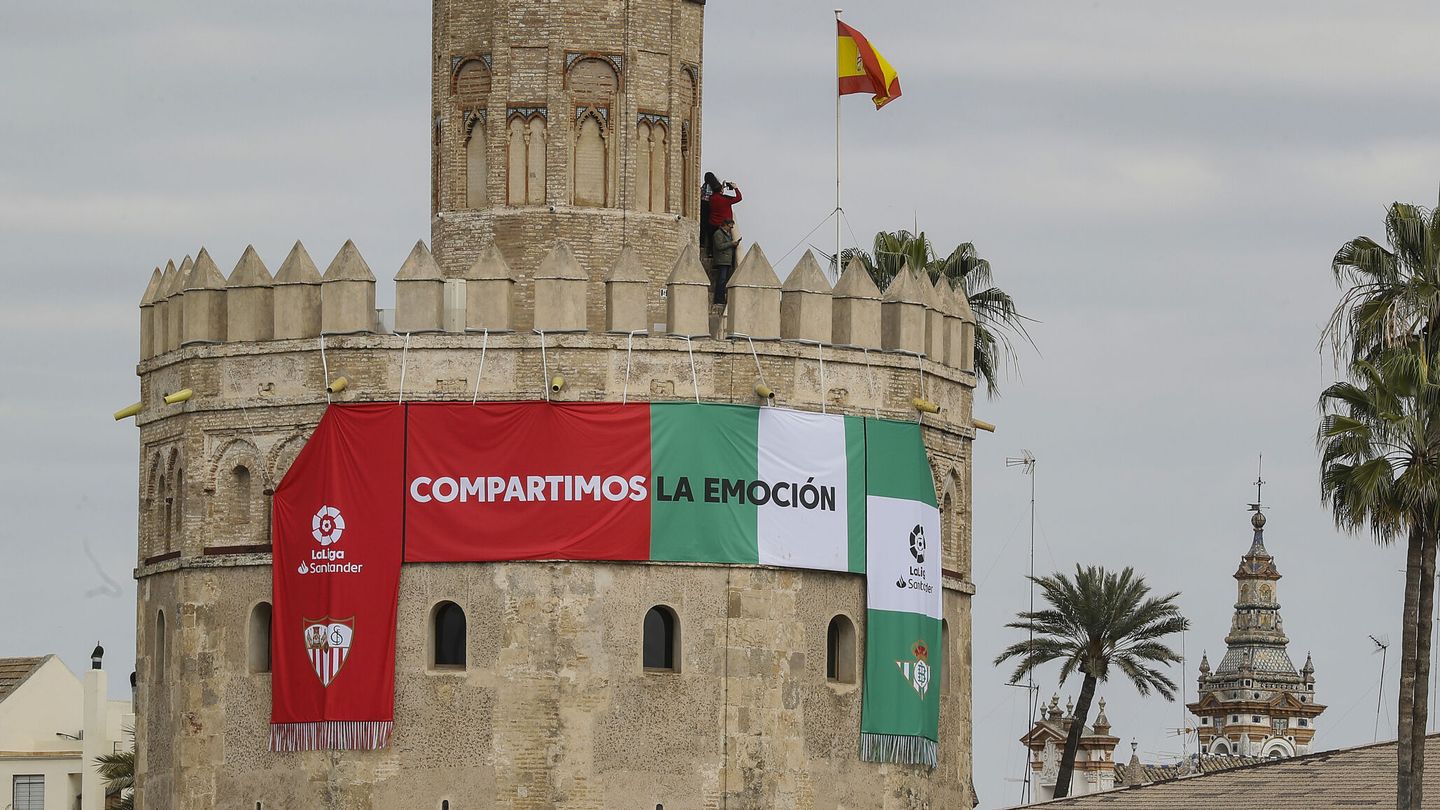 La Torre del Oro de Sevilla engalanada para un derbi. (EFE/Jose Manuel Vidal)