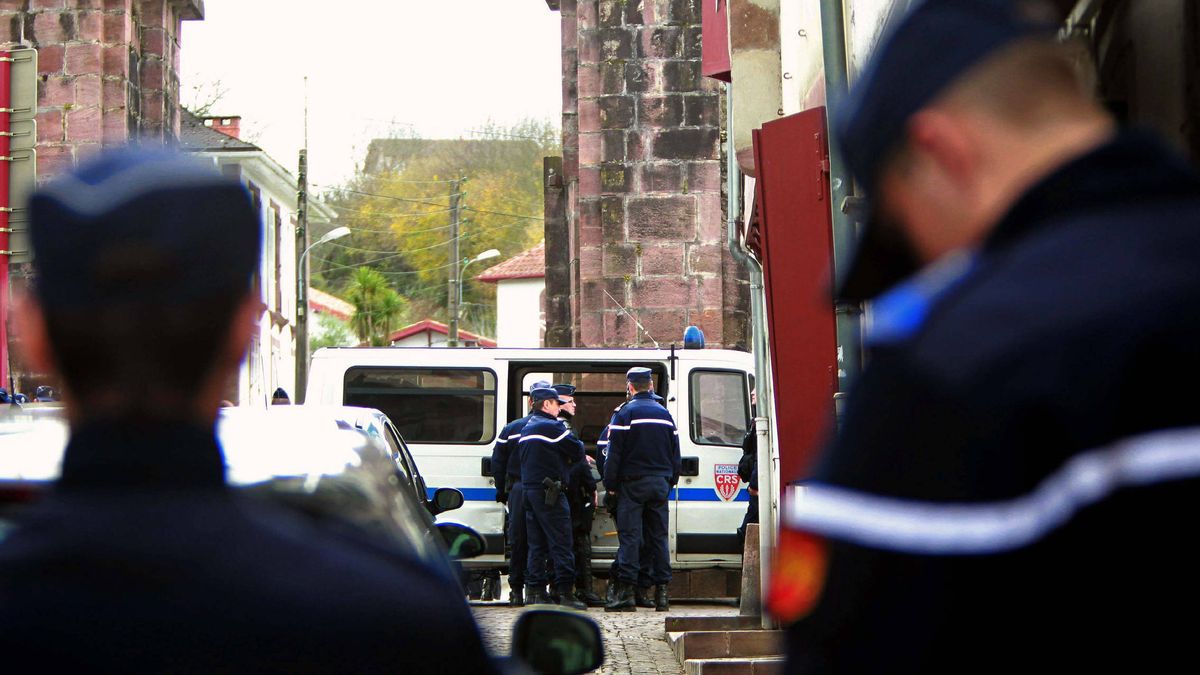 Francia traslada a dos presos de ETA a una cárcel próxima al País Vasco