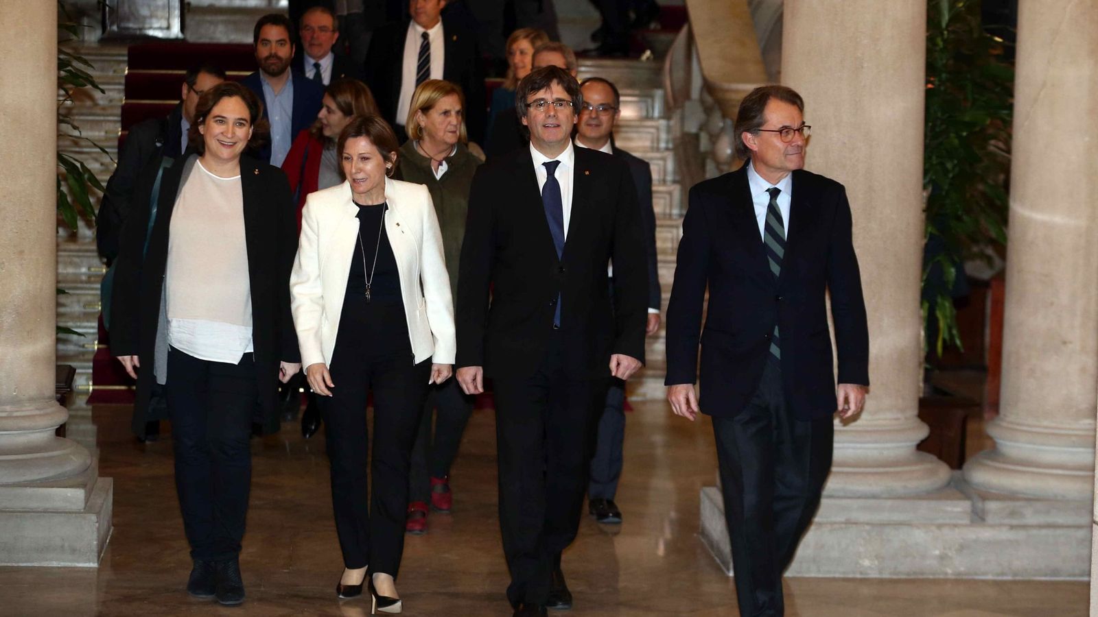 Foto: El presidente de la Generalitat, Carles Puigdemont; la alcaldesa de Barcelona, Ada Colau; la presidenta del Parlament, Carme Forcadell; y el expresidente Artur Mas. (EFE)