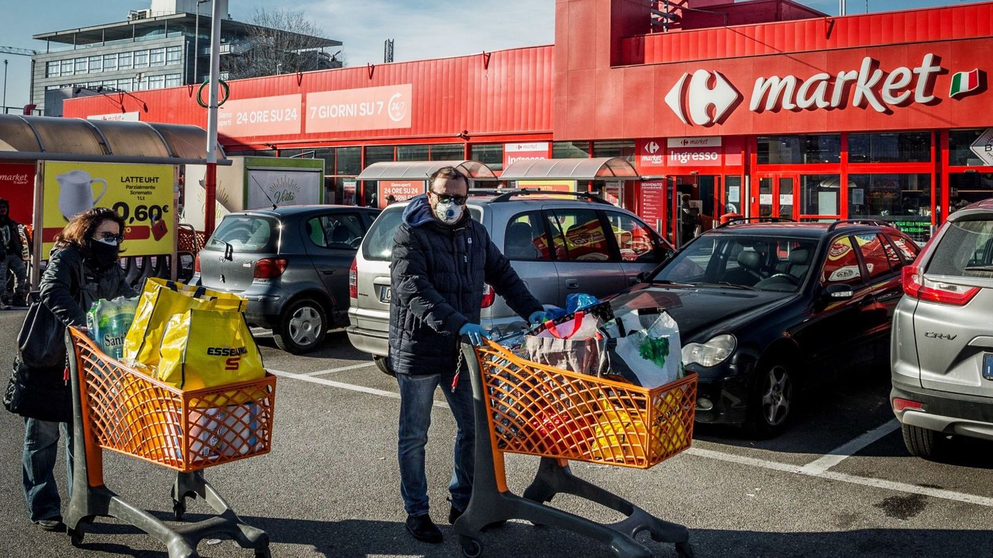 Residentes se abastecen de productos básicos en un supermercado en Milán este 8 de marzo. (EFE)