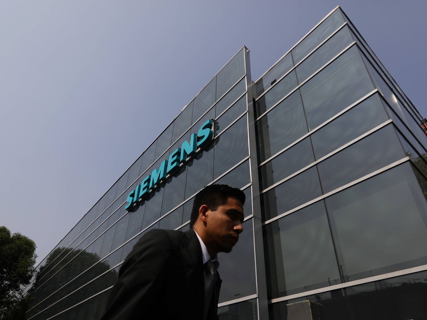 Un logo de Siemens en un edificio en Ciudad de México, en mayo de 2017. (Reuters)