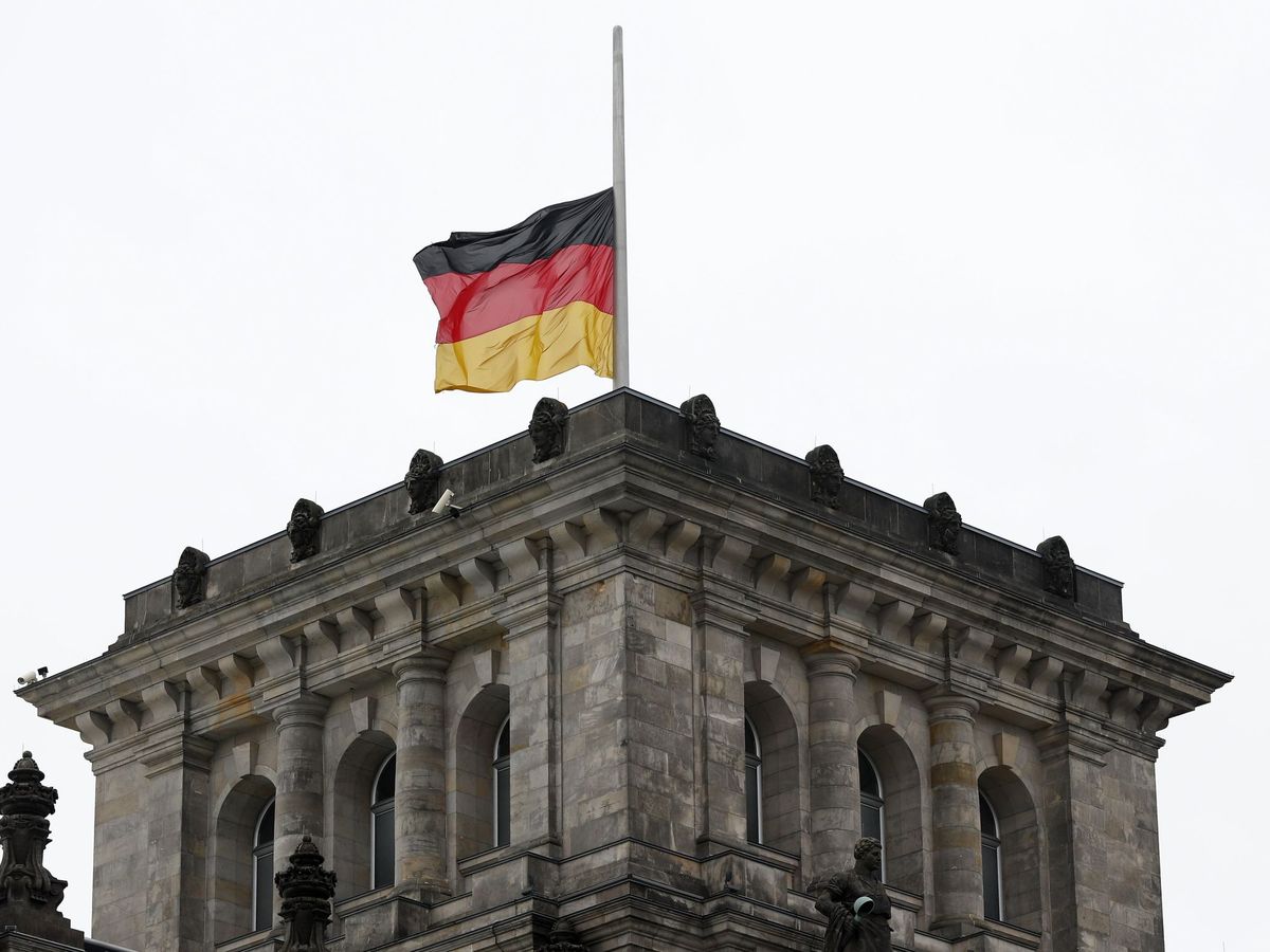 Foto: Bandera alemana ondea en el Reichstag. (EFE/Felipe Trueba)