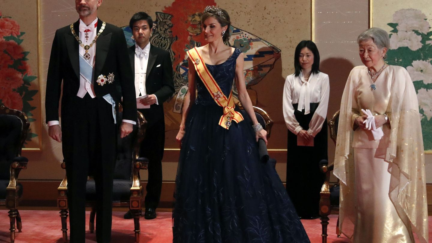 El rey Felipe y la reina Letizia, junto a la antigua emperatriz Akihito durante la cena de gala en Tokio. (EFE)