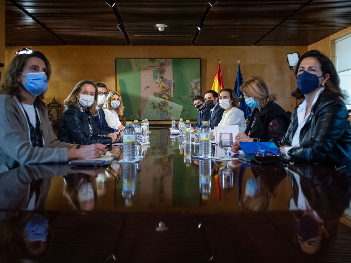 Foto: Primera reunión entre Gobierno y PP para abordar el plan de medidas económicas para contener el impacto de la guerra. (EFE/PP/Diego Puerta)