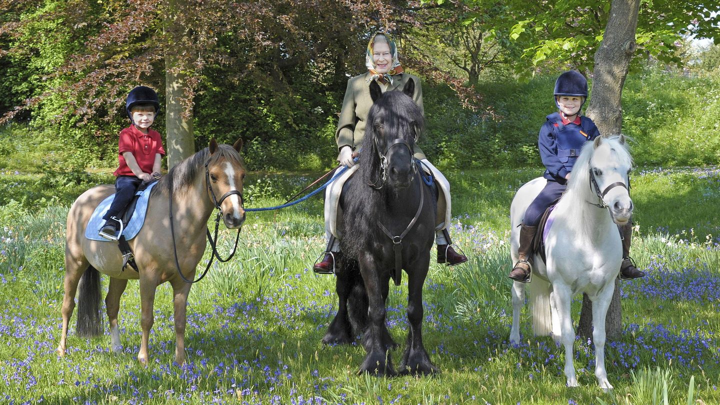 La reina Isabel, a caballo con sus nietos menores. (EFE)