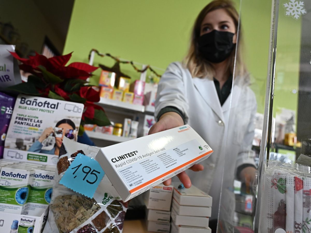 Foto: Una farmacéutica muestra el último test de antígenos. (EFE/Fernando Villar)