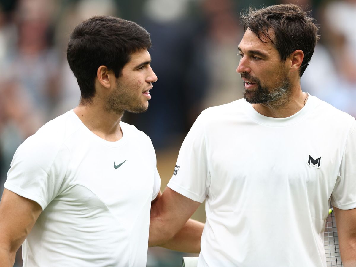 Foto: Carlos Alcaraz, junto a Jeremy Chardy en Wimbledon. (EFE/EPA/Adam Vaughan)