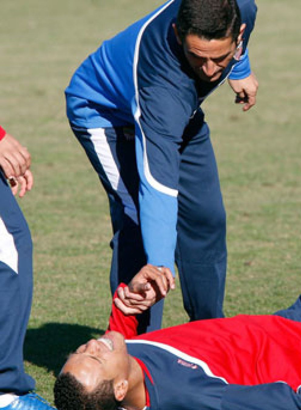 Foto: Luis fabiano se enfrenta a Manolo Jiménez durante el entrenamiento