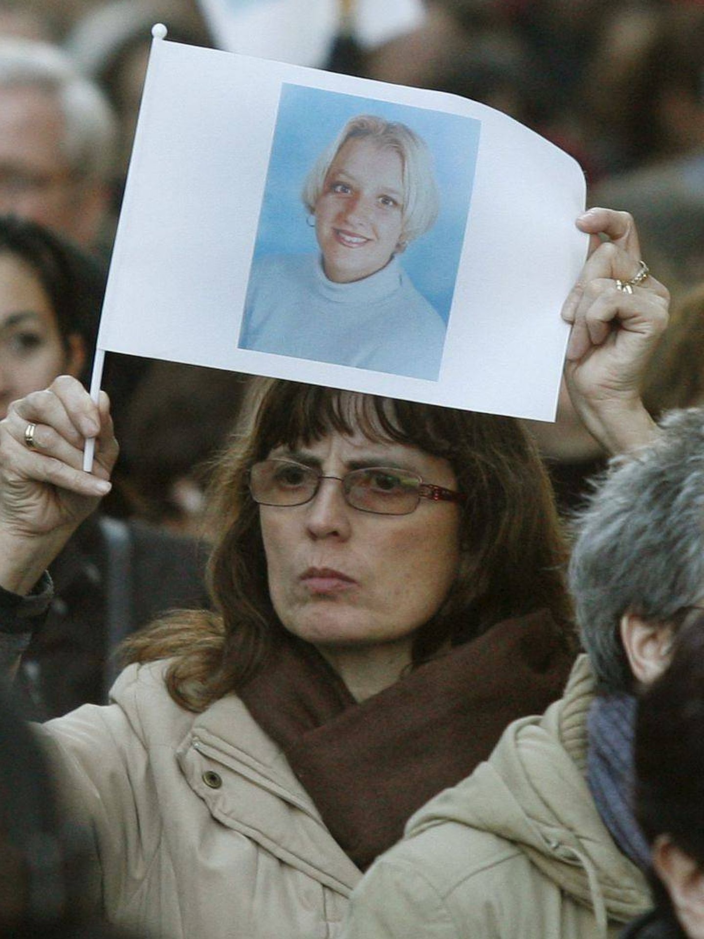 Una mujer sostiene una fotografía de Sandra Palo en una manifestación celebrada en 2010. (EFE)