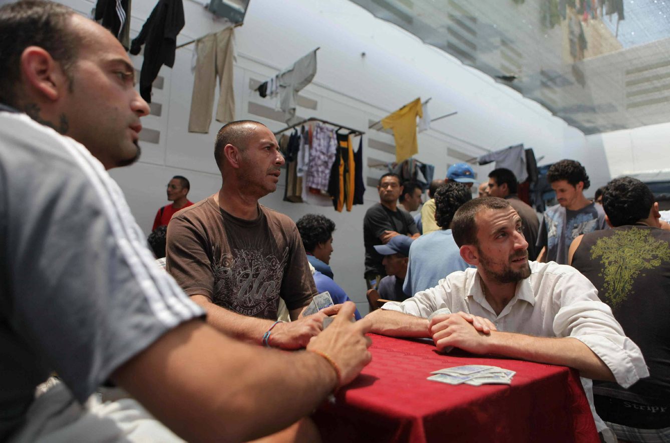 Un grupo de presos españoles juegan cartas en una imagen de 2009. (Paolo Aguilar/EFE)