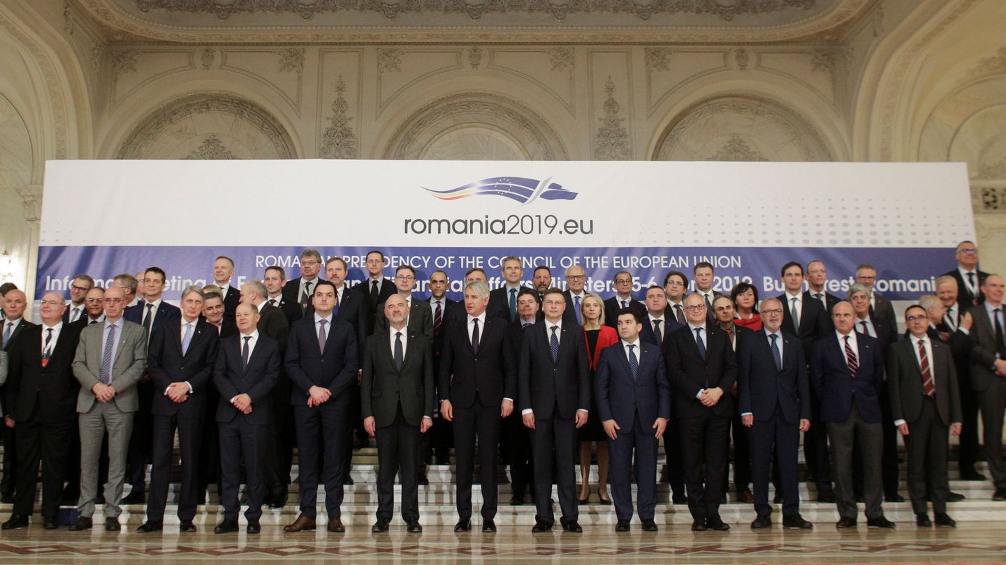 Los ministros de Finanzas de la eurozona, junto a los gobernadores de los bancos centrales. (Reuters)