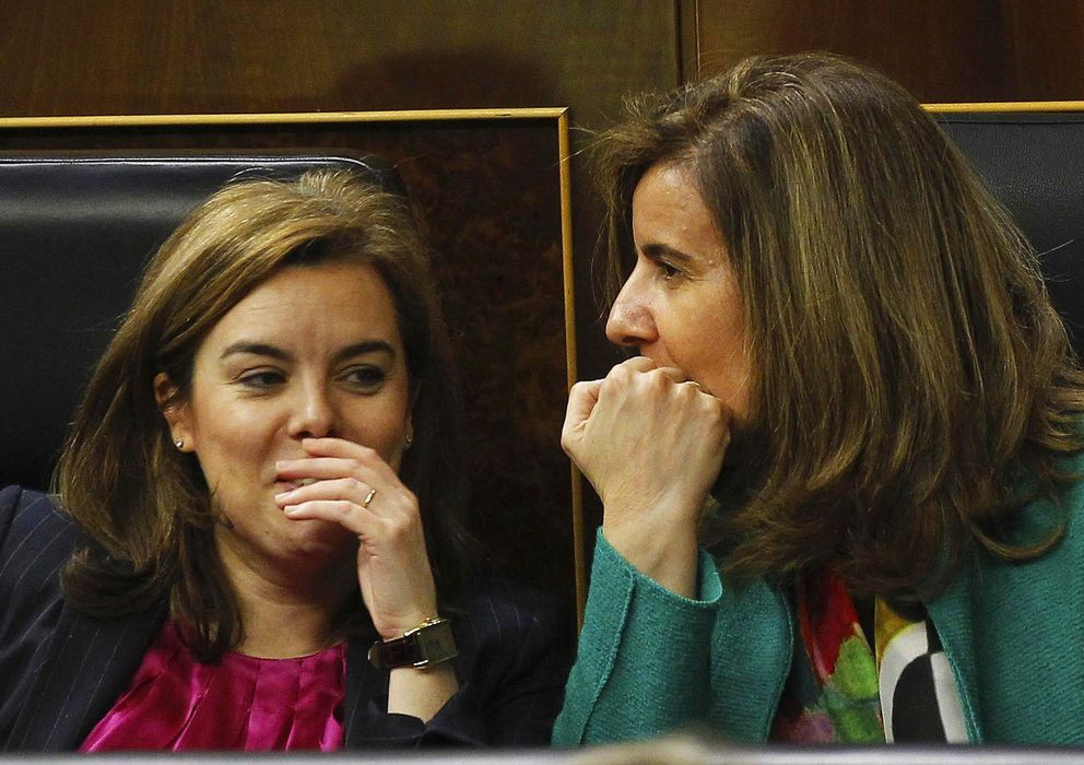 Foto: La vicepresidenta del Gobierno, Soraya Sáenz de Santamaría (i) y la ministra de Empleo, Fátima Báñez. (EFE)