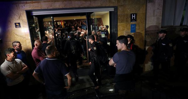 Foto: Agentes de la policía nacional en el hotel de Pineda. (Reuters)