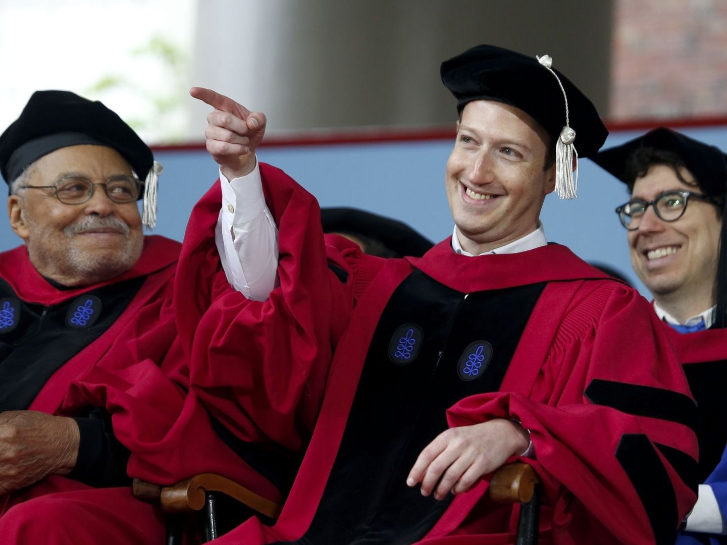 El creador de Facebook, Mark Zuckerberg, al recibir su título honorario, Doctor en Derecho, durante la ceremonia de graduación de los alumnos de la Universidad de Harvard, en Massachusetts, EEUU. (EFE)
