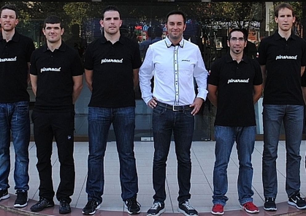 Foto: Imagen del equipo PinoRoad, que aún no tiene forma definitiva, con el protagomista de la estafa en el centro con camisa blanca (Prensa PinoRoad).