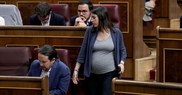 Foto: El líder de Podemos, Pablo Iglesias (i), junto a la portavoz de la formación morada, Irene Montero (d), durante un pleno del Congreso. (EFE)