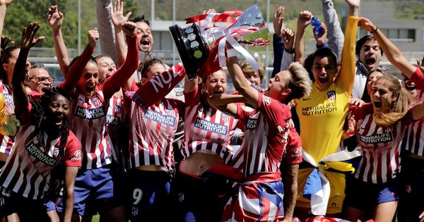 Foto: Amanda Sampedro, capitana del Atlético de Madrid, levanta el título de campeón de Liga. (EFE)