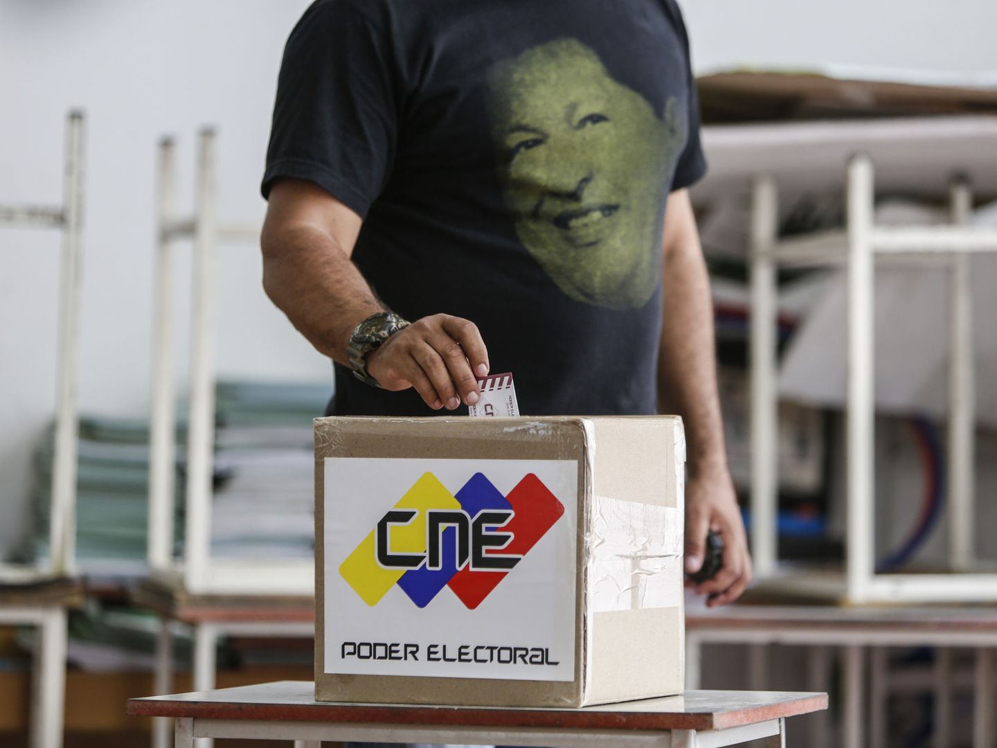 Un hombre con una camiseta de Hugo Chávez acude a votar para la Asamblea Nacional Constituyente en Caracas. (EFE)