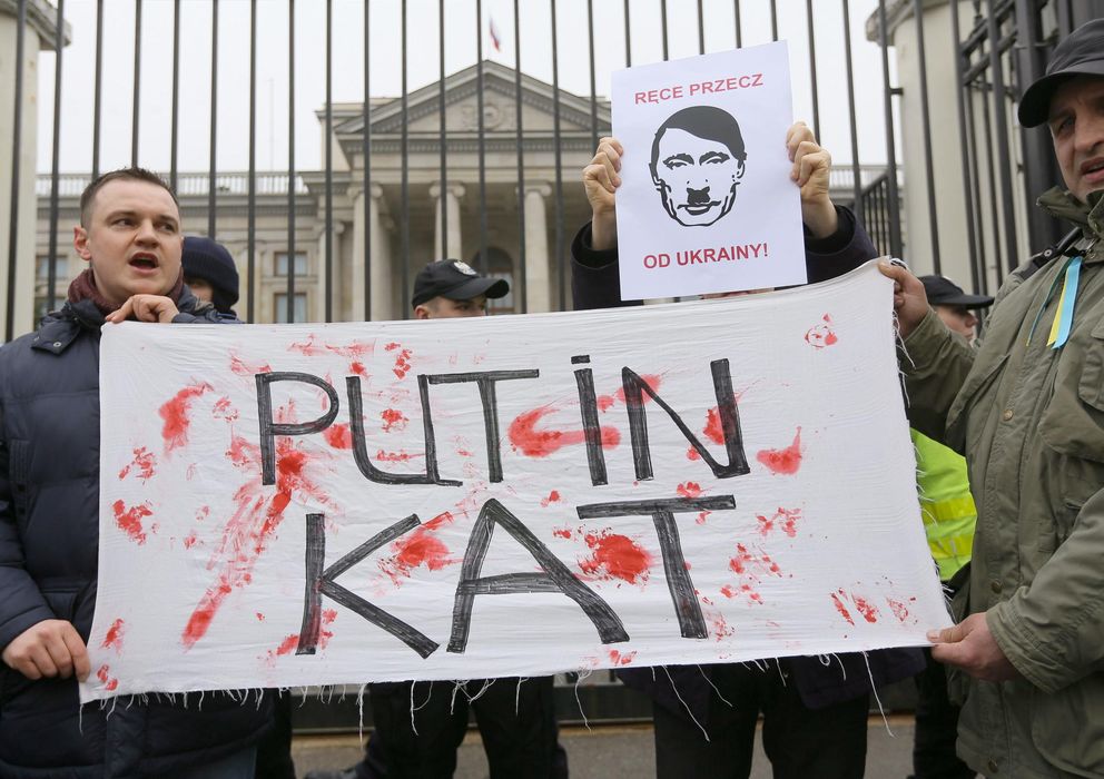 Foto: Manifestantes ucranianos, con una pancarta contra Putin. (Efe)