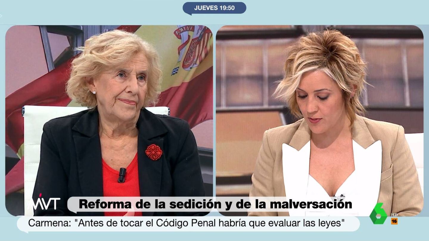Manuela Carmena y la presentadora Cristina Pardo. (Atresmedia)