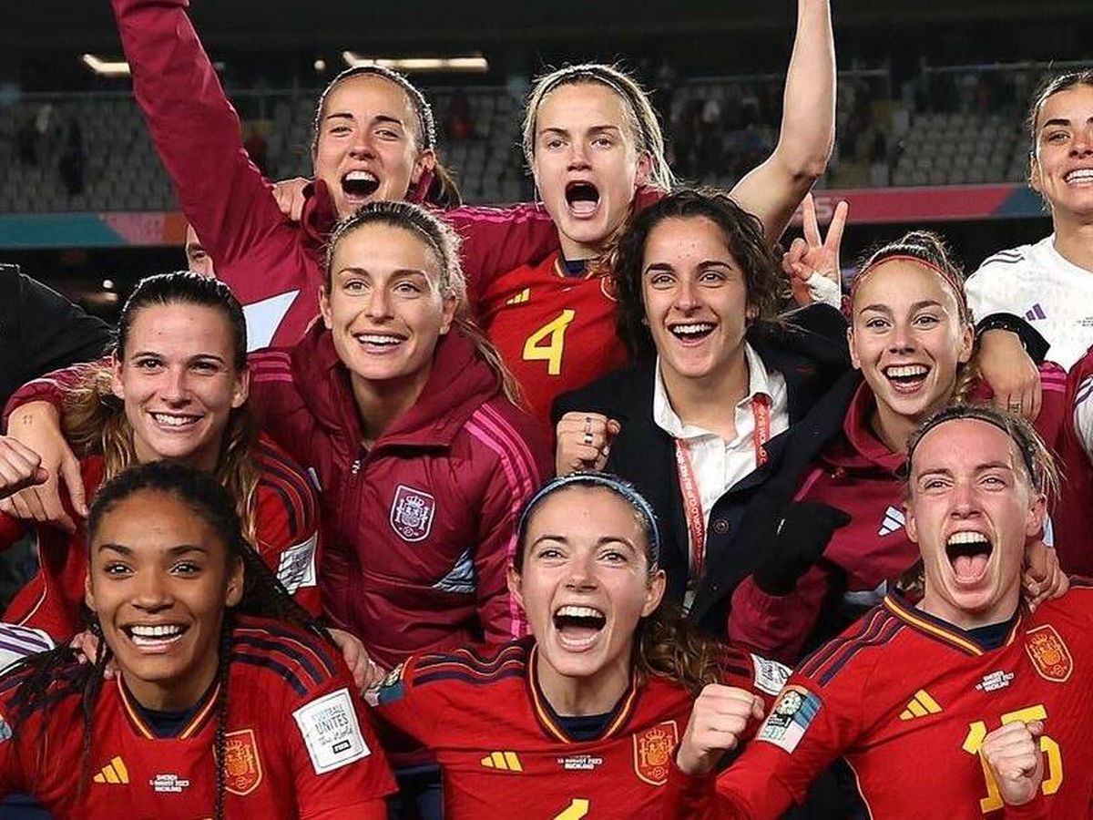 Foto: Las jugadoras de 'la Roja' celebran el paso a la final. (Instagram/@salmaparalluelo)