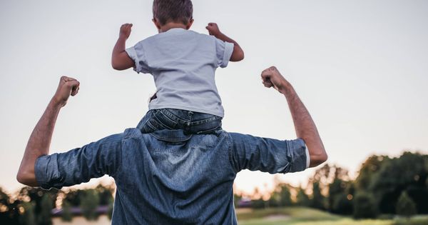 Foto: Un padre sostiene a su hijo a hombros. (iStock)