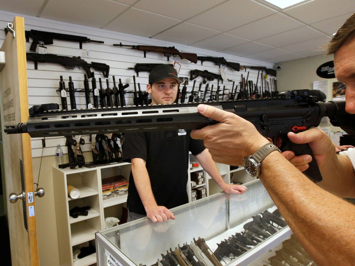 Foto: Un posible comprador examina un fusil de asalto AR-15 en una tienda de armas de Provo, Utah (Foto: Reuters)
