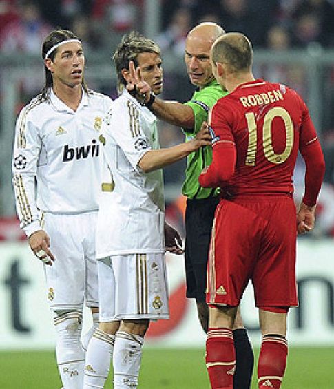 Foto: Howard Webb, un "árbitro fantástico" para Mourinho y un mal recuerdo para Xabi Alonso