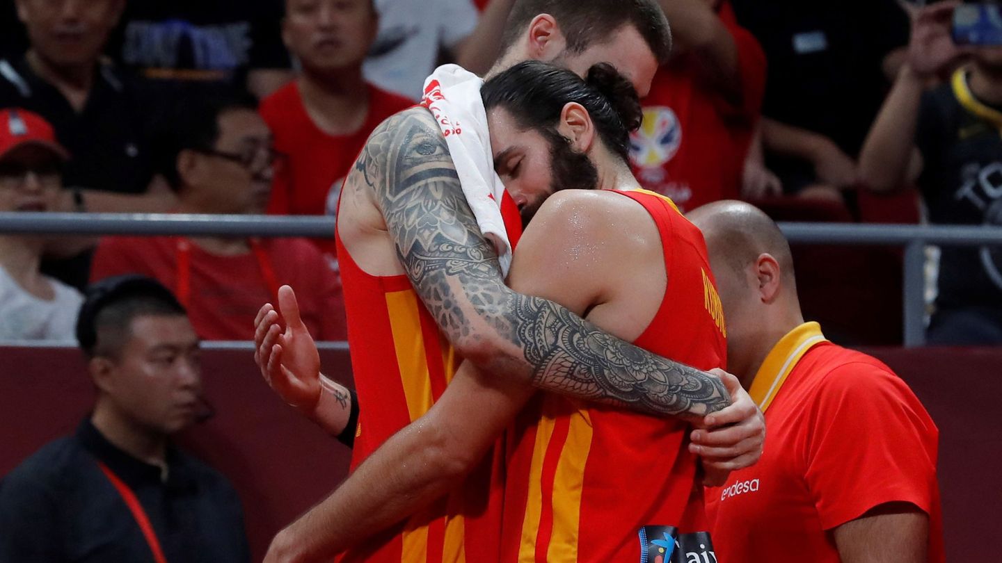 Juancho Hernangómez abraza a Ricky Rubio tras proclamarse campeones del mundo. (EFE)