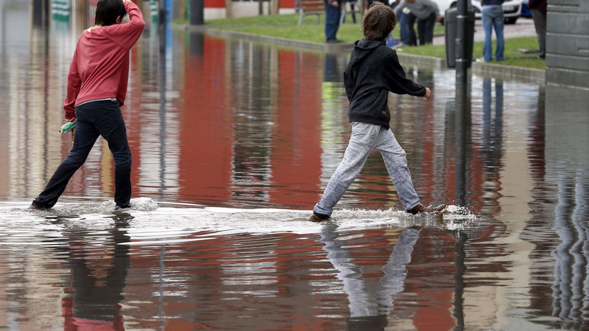 Las fuertes lluvias que se esperan para hoy activan la alerta por inundaciones en Asturias