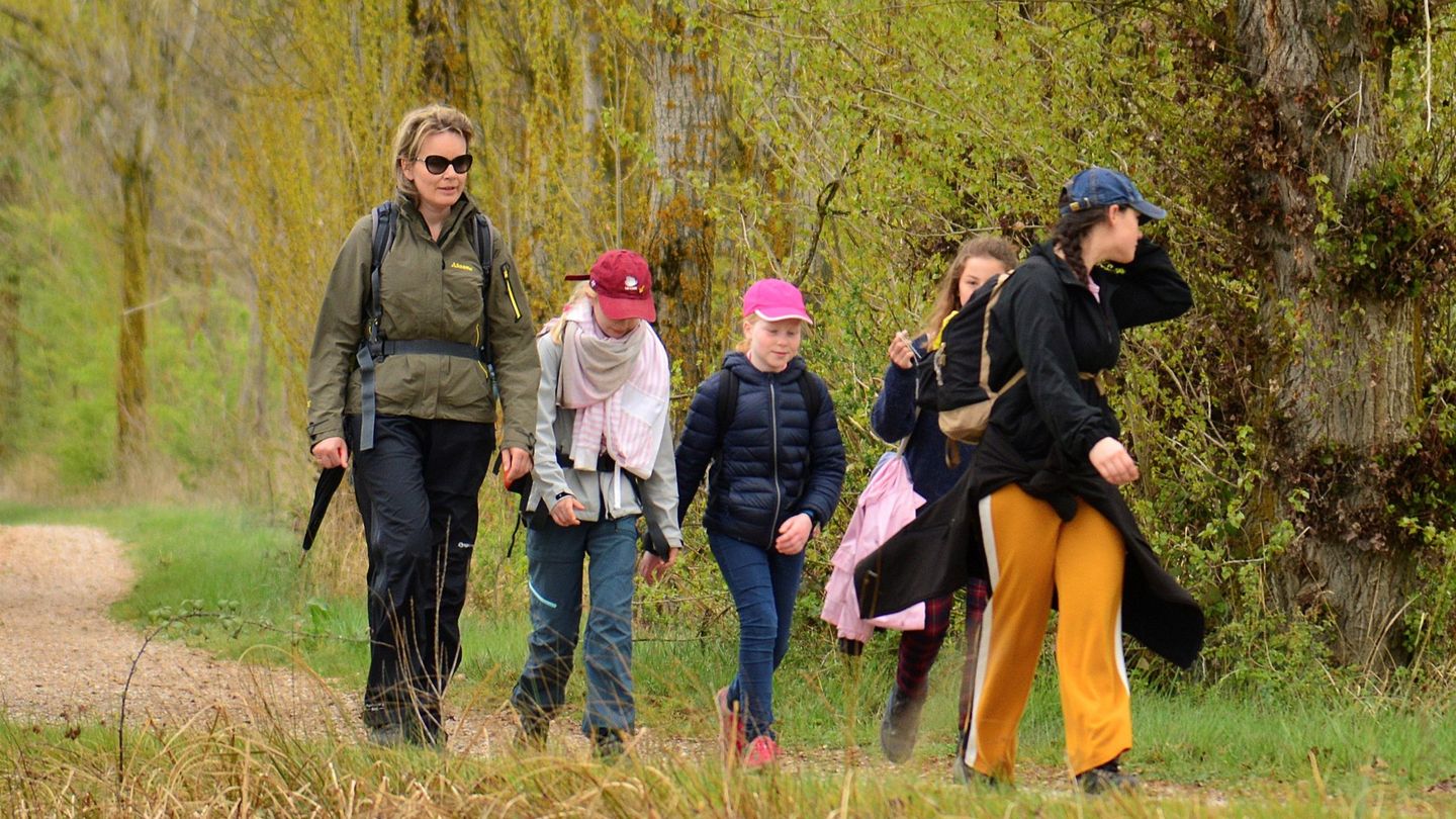 La reina Matilde de Bélgica recorre junto a sus hijos y un grupo de amigos el Camino de Santiago. (EFE)