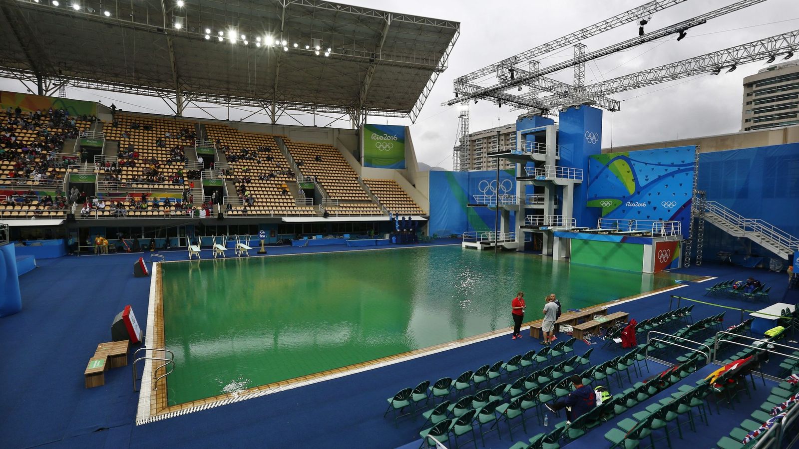 Foto: La piscina de saltos, de color verde. (Larry W Smith/EFE)