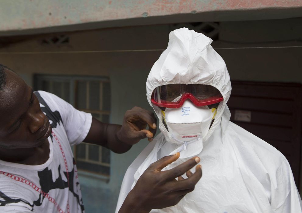 Foto: Un equipo de enterradores de Freetown (Sierra Leona) se prepara para entrar en la casa de un infectado. (Reuters)