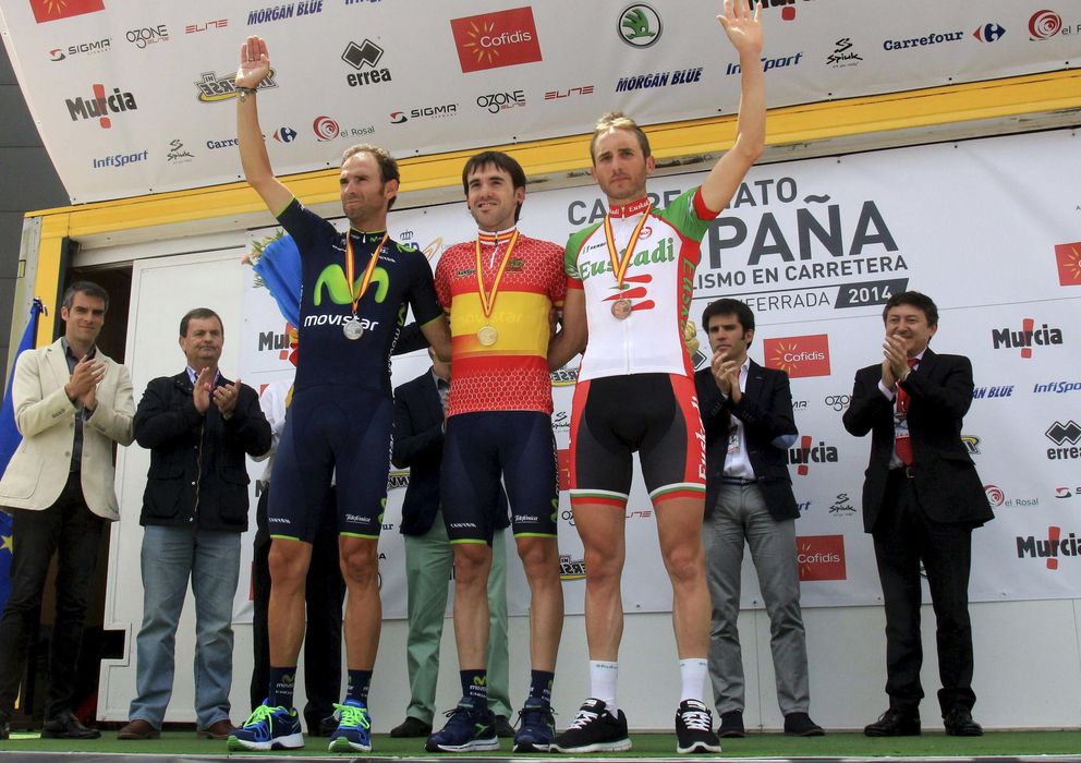 Foto: Izagirre con el maillot rojigualda acompañado en el podio por Valverde y Barbero (EFE).