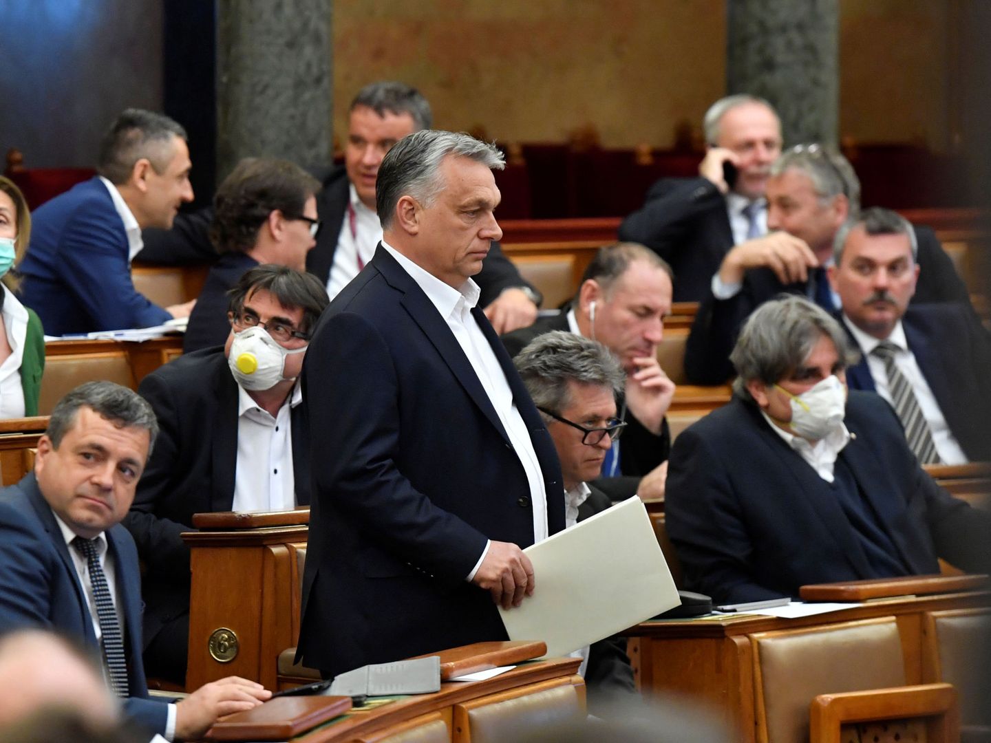 Orbán en el parlamento húngaro durante la votación de este lunes. (Reuters)
