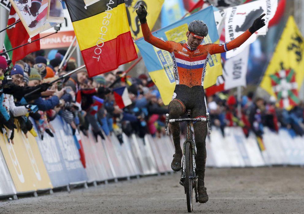 Foto: Mathieu Van der Poel, este domingo en Tabor proclamándose Campeón del Mundo de Ciclocross (EFE)