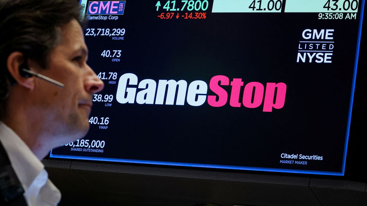 GameStop se hunde un 20% al vender hasta 45 M de acciones adicionales tras su 'boom' bursátil